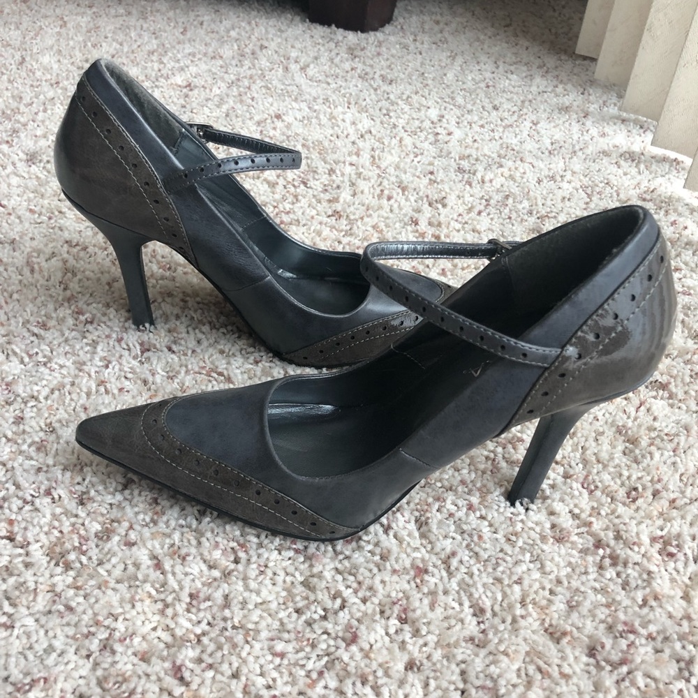 Grey dress pumps with strap and pointed toe